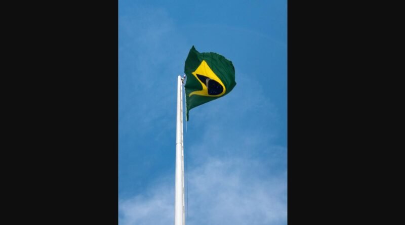 Bandeira do Brasil tremulando contra o céu azul