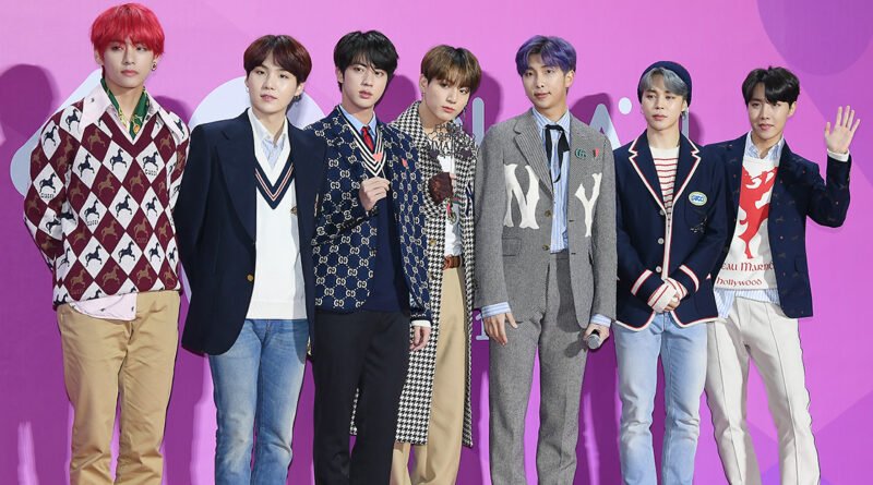 Integrantes do BTS em premiação de música