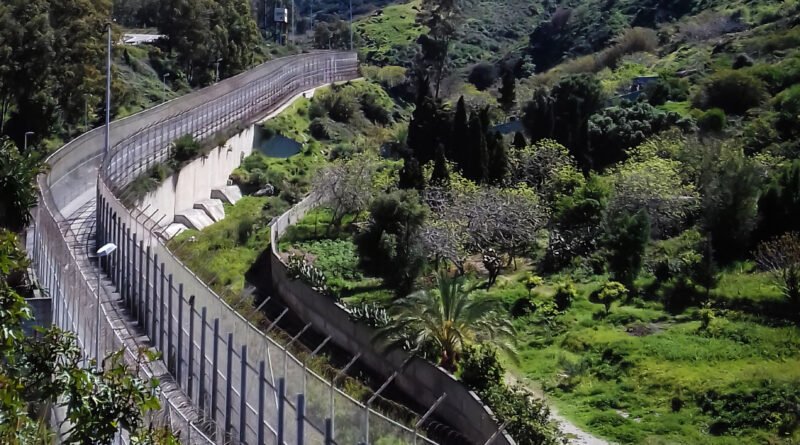Valado fronteirico entre Ceuta e Marrocos