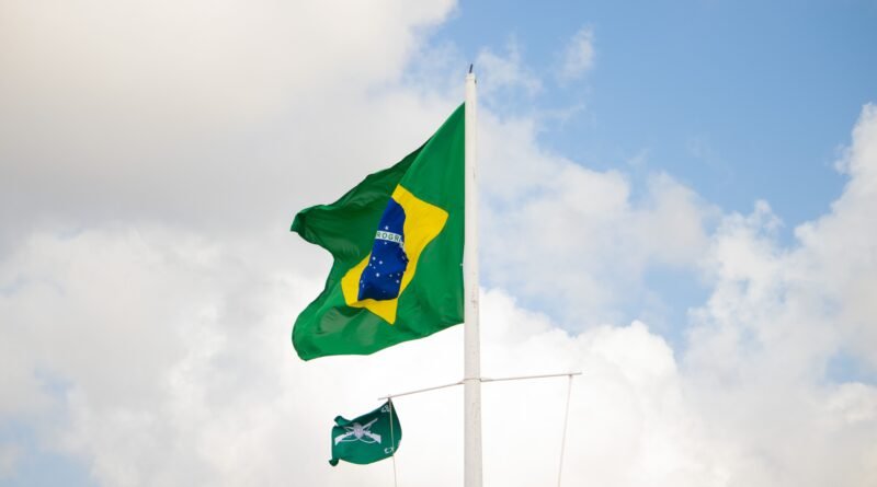 Bandeira do Brasil ao vento, simbolizando a disputa pela eleição presidencial de 2026