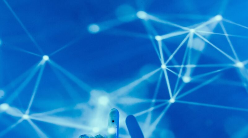 Mão robótica tocando rede digital, simbolizando o Plano Brasileiro de Inteligência Artificial