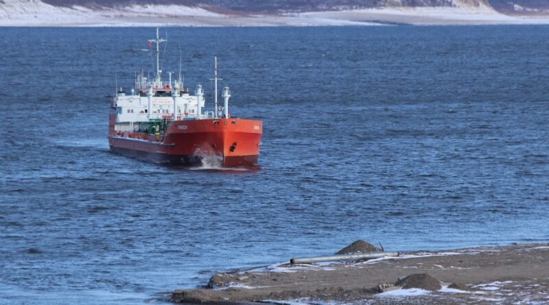 Navio petroleiro navegando no mar, relacionado à crise do petróleo no Oriente Médio