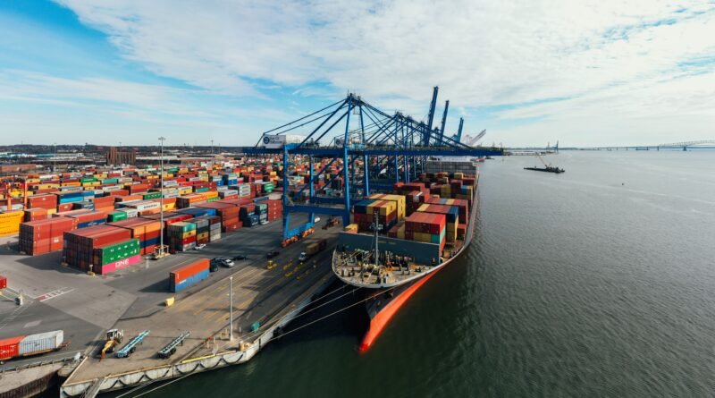 Navio de carga descarregando contêineres em porto, ilustrando exportação para Singapura
