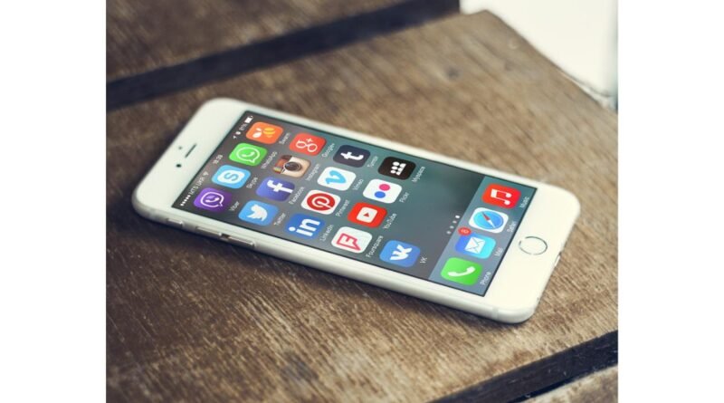 Smartphone com ícones de redes sociais na tela